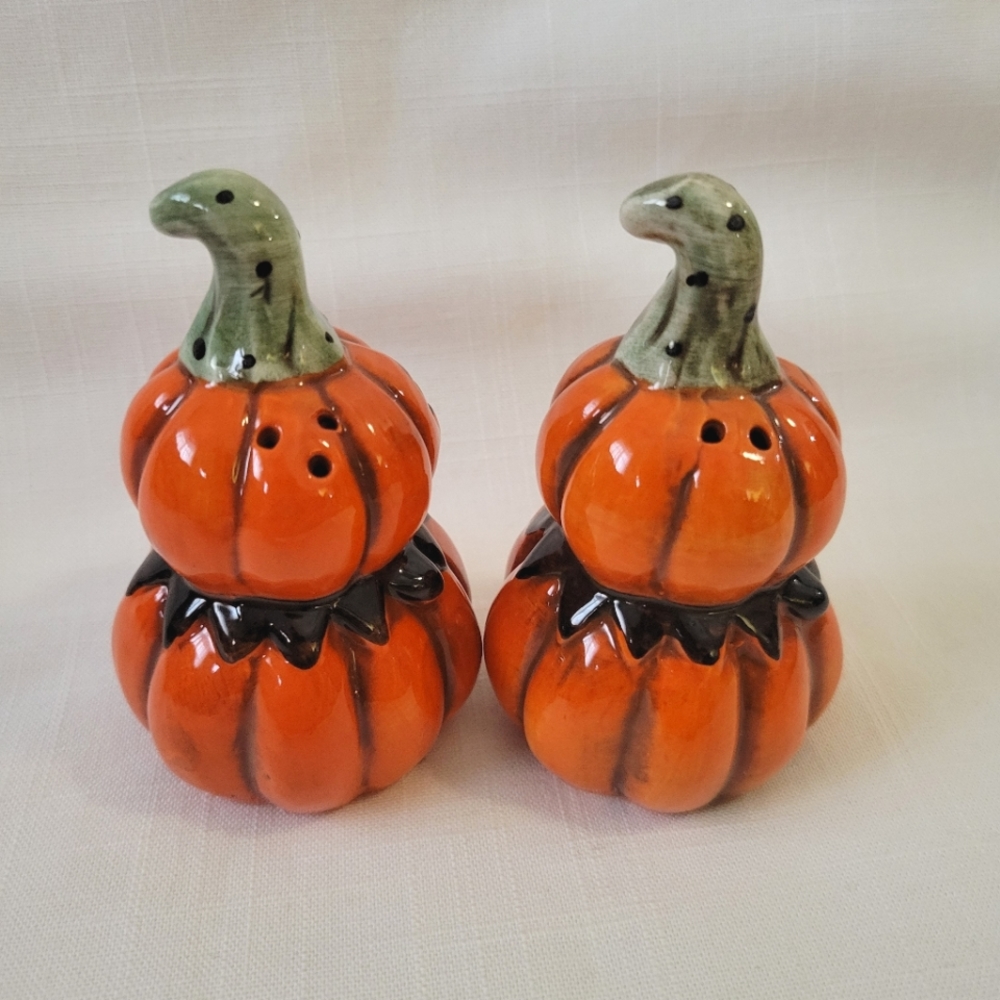 New Johanna Parker Pumpkin Salt and Pepper Shakers - Picture 2 of 9